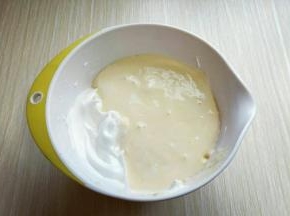 最后将蛋黄糊倒入蛋白霜的容器中，继续翻拌的手法，直至看不到蛋白霜即可。