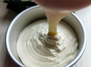 拌好的蛋糕糊，细腻光滑，饱满，把蛋糕糊倒入烤模具中。 