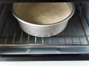 烤箱150度预热5分钟，模具放入烤箱低层，上下火150度烤35分钟(具体时间及温度，根据自家烤箱性能另定。)