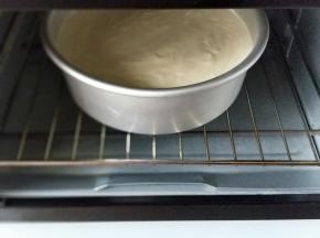 烤箱150度预热5分钟，模具放入烤箱低层，上下火150度烤35分钟(具体时间及温度，根据自家烤箱性能另定。)