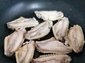 焯水并淋干水份的鸡翅，摆放入煎锅中。