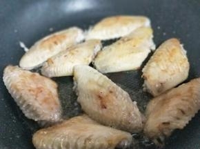 中火煎至微黄。