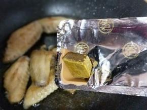 加入适量水，再加入咖喱块。