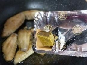 加入适量水，再加入咖喱块。