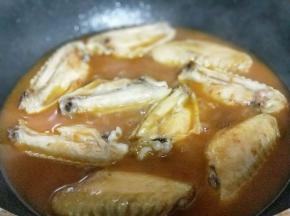 大火烧开，咖喱融化。转中火继续8-10分钟。