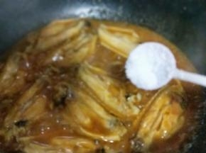 这时汤汁浓稠，加入少许盐，白砂糖调味。