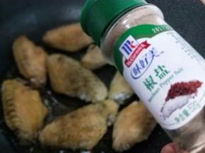 再加入椒盐粉。