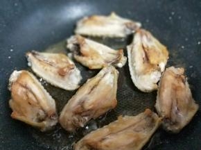 继续中小火煎鸡翅。煎至鸡翅熟了即可。