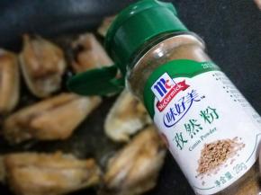 加入孜然粉，稍作翻炒即可出锅。