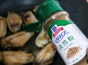 加入孜然粉，稍作翻炒即可出锅。