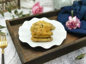 盛出装盘。撒上熟白芝麻和葱花。