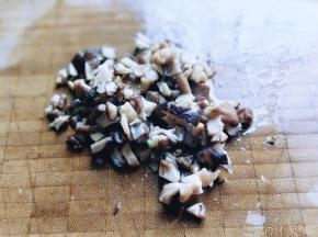 香菇洗干净后切丁。