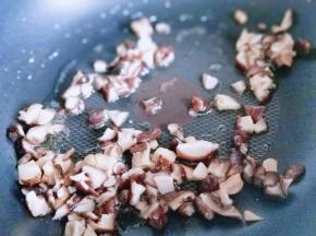 起油锅，加入切好的香菇丁煸炒。