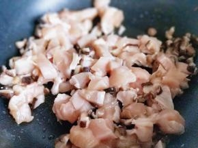 再加入切好的鸡胸肉丁煸炒。