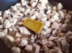 加入清水后，再加入咖喱块。