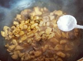 加入少许糖调味出锅。