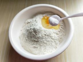 将面粉放入器具中，加入鸡蛋，盐。