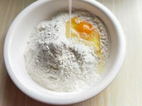 加入牛奶可以分次加入，因为不同的面粉吸水性不同