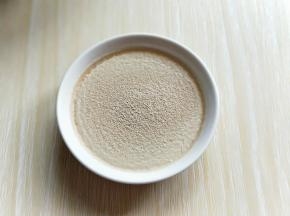 酵母粉用温水花开，倒入面粉器具中。