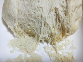 发酵好的面团，全部是蜂窝眼。