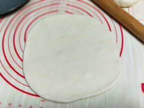 用擀面杖，好擀出磨具一样大的饼底。