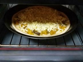 烤箱190度预热5分钟，披萨盘放入烤箱中层的烤网上，烤20分钟，注意观察颜色，(可以根据自家烤箱温度另定时间和温度。)