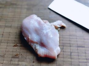 鸡胸肉洗干净。