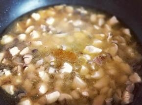 大火烧开，使咖喱融化，将鸡胸肉和香菇烧熟即可，约8分钟的样子。