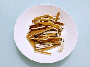 香干洗净切成粗丝备用