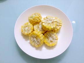 玉米切成小块洗净备用