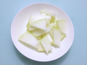 冬瓜去皮洗净切成小块备用