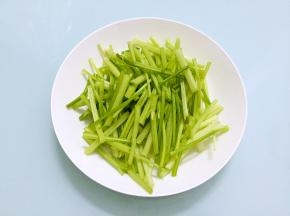 芹菜去叶洗净切成小段备用