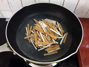 锅中烧开水放入香干焯烫