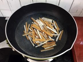 锅中烧开水放入香干焯烫