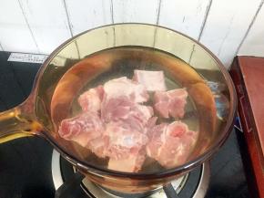 冷水下锅，放入排骨