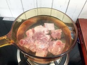 冷水下锅，放入排骨