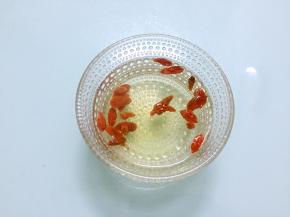 枸杞加水浸泡备用