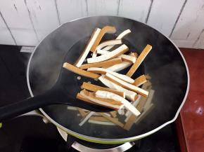 捞出沥干水份备用