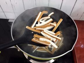 捞出沥干水份备用