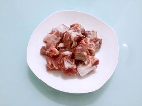 排骨斩成小块洗净备用