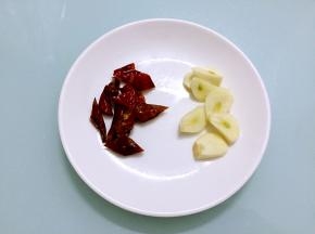 干红辣椒斜切圈，蒜切片备用
