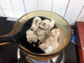 再捞出排骨沥干水份备用