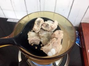 再捞出排骨沥干水份备用