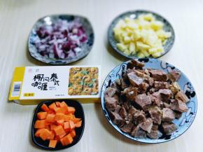准备食材，洋葱去皮，切丁，土豆去皮，切丁，胡萝卜去皮，切丁。熟牛肉切丁。