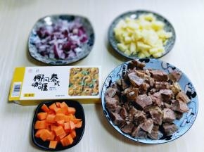 准备食材，洋葱去皮，切丁，土豆去皮，切丁，胡萝卜去皮，切丁。熟牛肉切丁。
