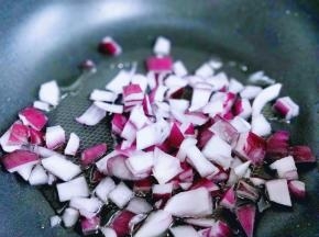 起油锅，加入切好的洋葱煸炒。