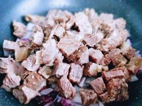 再加入切好的牛肉煸炒。