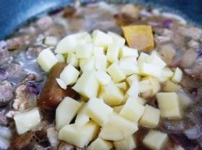 加入切好的土豆块，大火烧开。