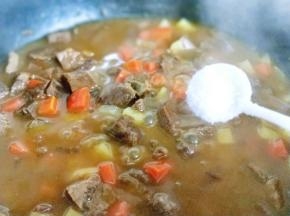 加入盐，可以根据个人口味调味。盛出备用。