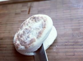 烧饼用锋利刀从中间片开。如图